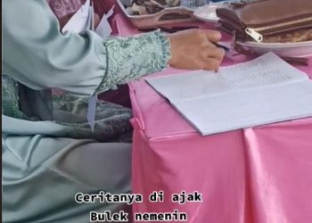Penerima tamu langsung membuka amplop dan mencatat uang dari tamu undangan. Foto: Dok. Tangkapan layar akun TikTok @marya._99.
