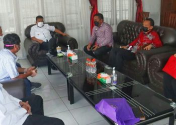 Bupati Simalungun, Radiapoh Hasiholan Singa , menerima audiensi Perhimpunan Hotel dan Restoran Indoneaia (PHRI) Simalungun, di Rumah Dinas Wakil Bupati Simalungun, Jalan Suri Suri Pematang Simalungun, Kecamatan Siantar, Kabupaten Simalungun, Sumut,  Jumat (25/2/2022).