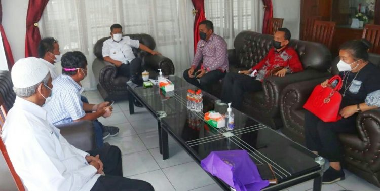 Bupati Simalungun, Radiapoh Hasiholan Singa , menerima audiensi Perhimpunan Hotel dan Restoran Indoneaia (PHRI) Simalungun, di Rumah Dinas Wakil Bupati Simalungun, Jalan Suri Suri Pematang Simalungun, Kecamatan Siantar, Kabupaten Simalungun, Sumut,  Jumat (25/2/2022).
