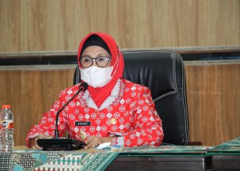 Plt. Wali Kota Pematangsiantar, dr. Hj. Susanti Dewayani, Sp.A saat menghadiri rapat koordinasi.