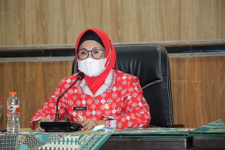 Plt. Wali Kota Pematangsiantar, dr. Hj. Susanti Dewayani, Sp.A saat menghadiri rapat koordinasi.