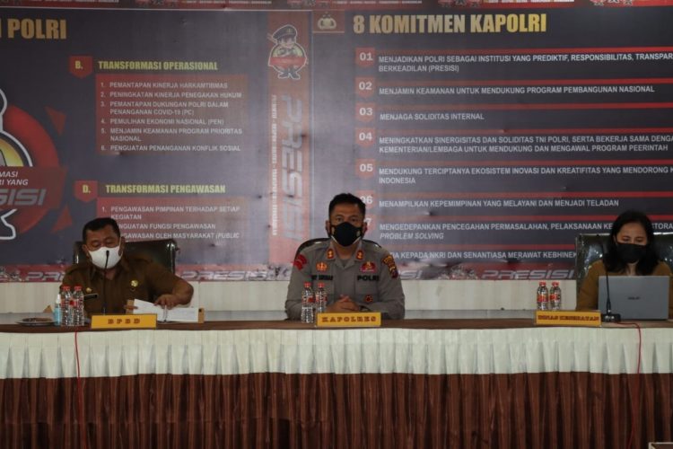 AKBP Boy .S.B Siregar S.I.K, MH, pimpin rapat antisipasi penyebaran peningkatan Covid - 19 bagi seluruh pemangku usaha ekonomi di wilayah Kota Pematangsiantar, Senin (21/2/2022) pagi tadi,  pukul 09.00 WIB, di Aula Wydia Satya Brata Polres Pematangsiantar.
