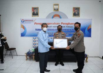 Kapolres Pematangsiantar, AKBP Boy Sutan Siregar, SIK, MH, saat menerima penghargaan dari Kepala Ombudsman RI Perwakilan Provinsi Sumut, Abyadi Siregar yang disaksikan Kapolda Sumut, Irjen Pol RZ Panca Putra Simanjuntak, di kantor Ombudsman Sumut, Jalan Sei Besitang No. 3, Kelurahan Sei Sikambing D, Kecamatan Medan Petisah, Rabu (9/2/2022).