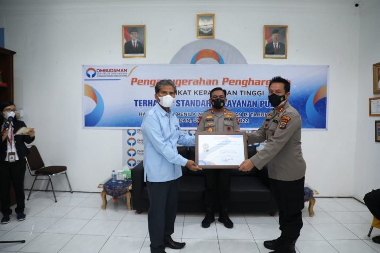 Kapolres Pematangsiantar, AKBP Boy Sutan Siregar, SIK, MH, saat menerima penghargaan dari Kepala Ombudsman RI Perwakilan Provinsi Sumut, Abyadi Siregar yang disaksikan Kapolda Sumut, Irjen Pol RZ Panca Putra Simanjuntak, di kantor Ombudsman Sumut, Jalan Sei Besitang No. 3, Kelurahan Sei Sikambing D, Kecamatan Medan Petisah, Rabu (9/2/2022).