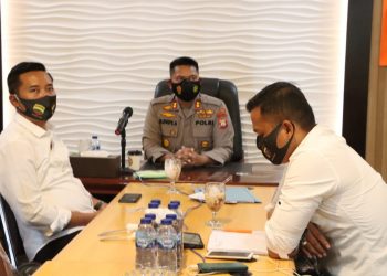 Kapolres Simalungun, AKBP Nicolas Dedy Arifianto, S.H., S.I.K., M.H,  didampingi Kasat Reskrim Polres Simalungun, AKP  Rachmat Aribowo,  S.I.K, bersama Kanit Tipidkor, Ipda Antonyus Hutahayan SH, MH., mengikuti rakor secara virtual dengan menggunakan aplikasi zoom meeting.