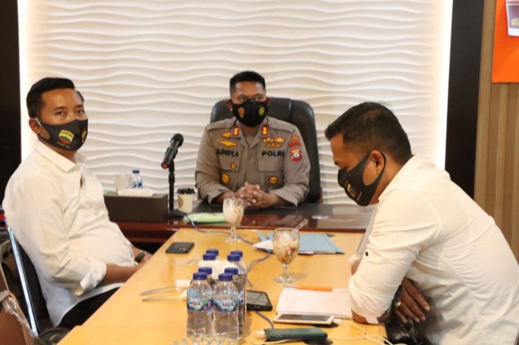 Kapolres Simalungun, AKBP Nicolas Dedy Arifianto, S.H., S.I.K., M.H,  didampingi Kasat Reskrim Polres Simalungun, AKP  Rachmat Aribowo,  S.I.K, bersama Kanit Tipidkor, Ipda Antonyus Hutahayan SH, MH., mengikuti rakor secara virtual dengan menggunakan aplikasi zoom meeting.