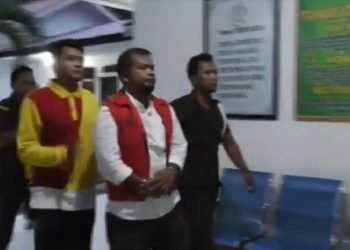 Kejari Padang Lawas, menahan direktur utama bank perkreditan rakyat berinisial SL, bersama rekannya berinisial SMH, atas dugaan penarikan dana tak sesuai prosedur. Foto/iNews TV/Warsono
