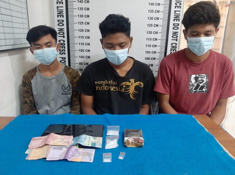 Foto ketiga pelaku dan barang bukti sabu yang diamankan Polisi.