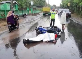 Korban tergeletak di tengah jalan bersama motornya. (Foto: Dok.iNews)