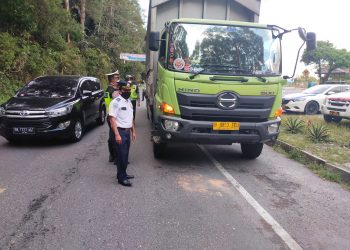 Satuan Lalu Lintas Polres Simalungun bersama Dinas Perhubungan (Dishub) Kabupaten Simalungun, menindak angkutan barang  atau truk yang membawa muatan di atas 8 ton.