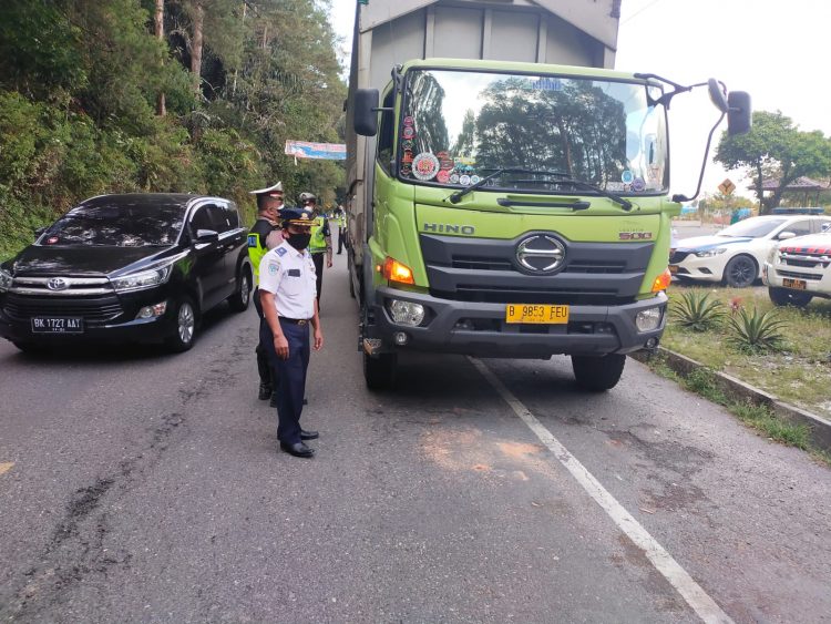 Satuan Lalu Lintas Polres Simalungun bersama Dinas Perhubungan (Dishub) Kabupaten Simalungun, menindak angkutan barang  atau truk yang membawa muatan di atas 8 ton.