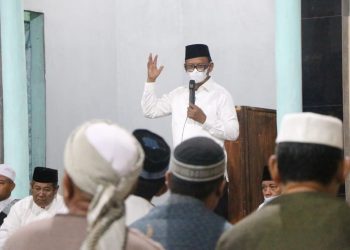 Wakil Bupati Simalungun saat silahturahmi dengan jamaah shalat subuh.