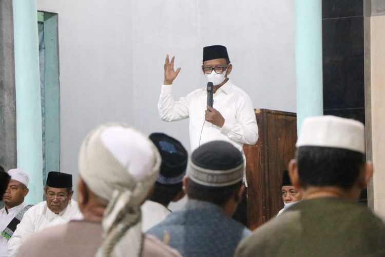 Wakil Bupati Simalungun saat silahturahmi dengan jamaah shalat subuh.