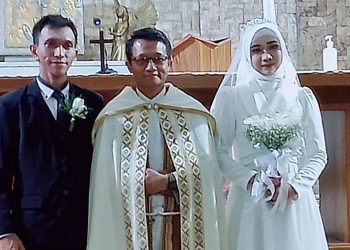 Pasangan viral menikah beda agama. Foto: Dok. TikTok @sacha_alya.