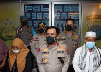 Kapolda Sumut, Irjen Pol Drs RZ Panca Putra Simanjuntak MSi saat memberikan keterangan kepada para jurnalis.