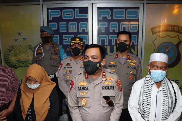 Kapolda Sumut, Irjen Pol Drs RZ Panca Putra Simanjuntak MSi saat memberikan keterangan kepada para jurnalis.