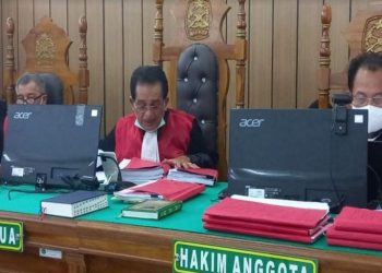 Majelis Hakim Pengadilan Negeri Medan saat membacakan vonis kepada dua eksekutor perampokan terhadap dua toko emas di Pasar Simpang Limun, Kota Medan, Sumatera Utara. Keduanya masing-masing divonis 11 tahun penjara. Foto/Ist