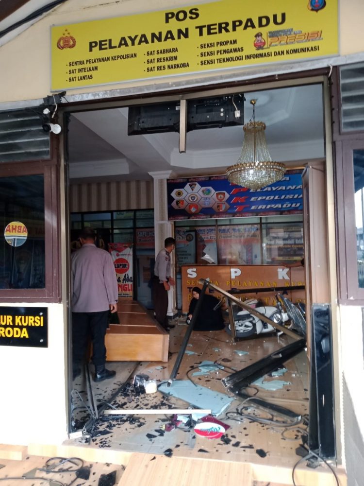 Kondisi kantor SPKT Mako Polres Pematangsiantar tampak rusak parah akibat ditabrak Fitri Arni Matondang yang terjadi  pada Senin pagi (21/3/2022), lalu, sekitar pukul 07.25 WIB.