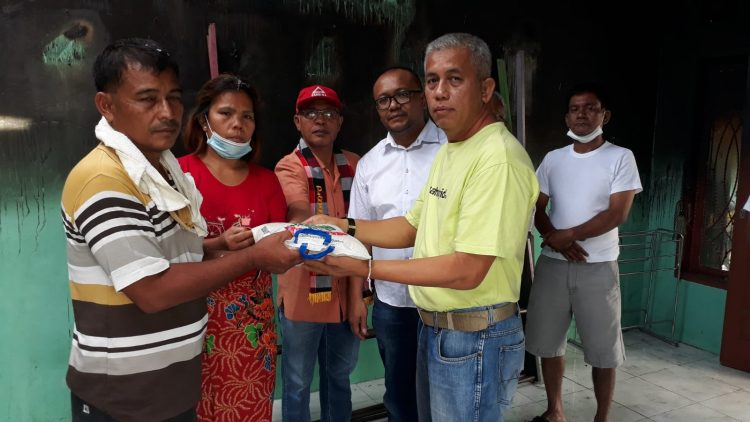 Ketua PSSSI & B Kota Pematangsiantar, Sondang Simanjuntak, di damping Sekretaris, Hendra Simanjuntak, bersama dengan penasehat dan pengurus lainnya saat menyerahkan bantuan sembako kepada keluarga Simanjuntak/boru Simbolon.