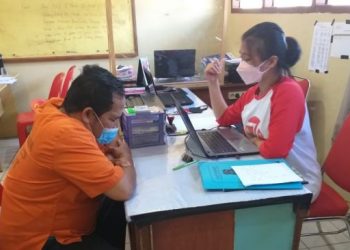 Oknum guru agama memakai baju tahanan, menjalani pemeriksaan di Polres Taput. [Istimewa]