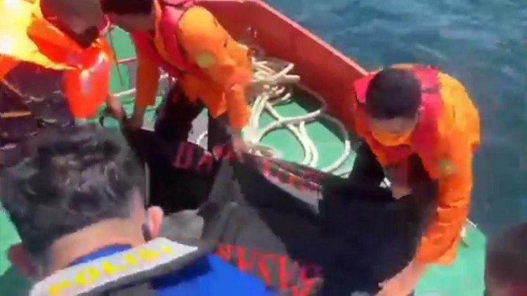 Kapal kayu membawa 89 pekerja migran Indonesia (PMI) ilegal tenggelam setelah dihantam ombak di Perairan Tanjung Api, Asahan, Sumatera Utara, Sabtu (19/3/2022). (Foto: Ulil Amri).