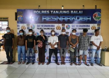 Foto kesembilan orang yang diamankan Sat Narkoba Polres Tanjung Balai - Polda Sumatera Utara bersama tim gabungan lainnya.