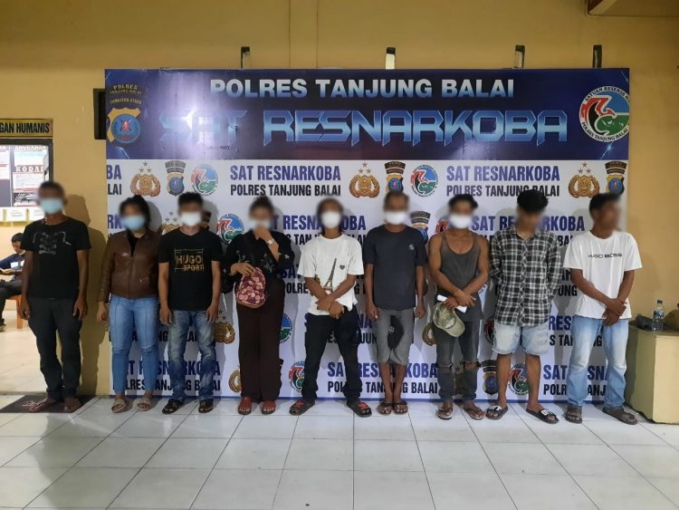 Foto kesembilan orang yang diamankan Sat Narkoba Polres Tanjung Balai - Polda Sumatera Utara bersama tim gabungan lainnya.
