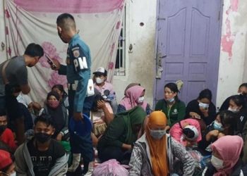 Prajurit TNI AL menggerebek gudang tempat penampungan pekerja migran Indonesia (PMI) ilegal (Antara)