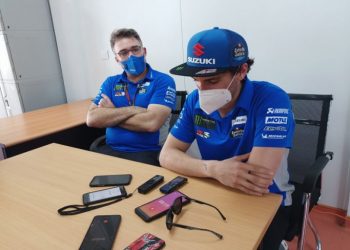 Alex Rins masih mengeluhkan kondisi Sirkuit Internasional Mandalika. Kritikan itu disampaikannya setelah pembalap tim Suzuki Ecstar menjalani sesi latihan bebas pertama dan kedua (FP1-FP2), Jumat (18/3/2022) / Foto: Fitradian Dhimas (MPI)