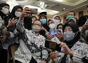 Gubernur DKI Jakarta, Anies Baswedan bersama anggota PGRI. (Foto IG Anies Baswedan).