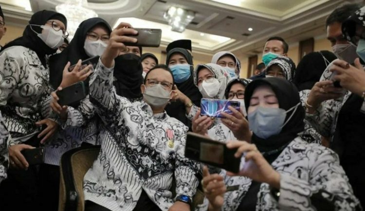 Gubernur DKI Jakarta, Anies Baswedan bersama anggota PGRI. (Foto IG Anies Baswedan).