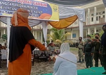 Algojo mengeksekusi cambuk terdakwa perempuan di Aceh Tamiang, Jumat (18/3/2022). (ANTARA/Dede Harison)