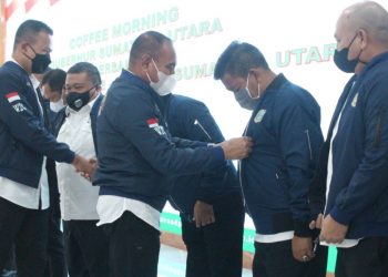 Gubernur Sumatera Utara (Gubsu), Edi Rahmayadi saat memakaikan jaket Bupati Simalungun, Radiapoh Hasiholan Sinaga.