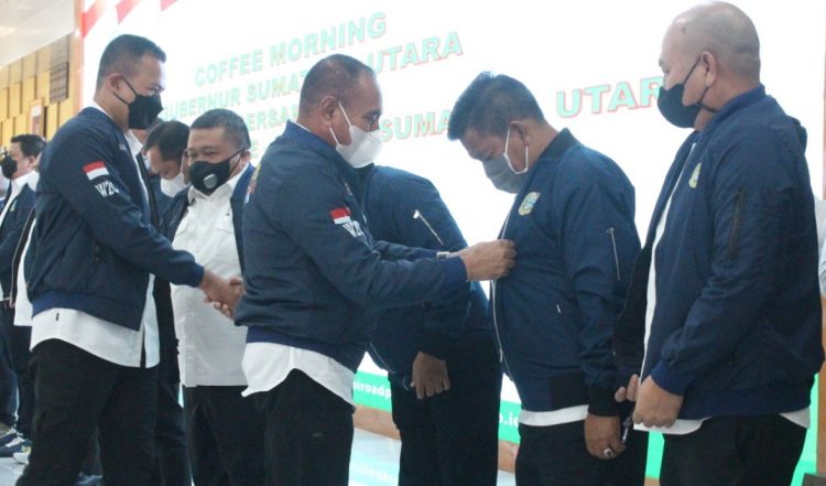 Gubernur Sumatera Utara (Gubsu), Edi Rahmayadi saat memakaikan jaket Bupati Simalungun, Radiapoh Hasiholan Sinaga.