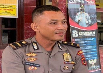 Bambang Irawan (32), seorang perwira polisi gadungan berpangkat Inspektur Polisi Dua (Ipda) warga Desa Kasang Pudak, Muaro Jambi, Provinsi Jambi diamankan di Mapolsek Bayung Lencir. Foto: SINDOnews/Dede Febiansyah