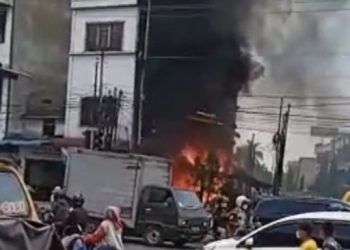 Pos polisi Simpang Kampung Lalang Medan terbakar. [Dok.Digtara.com]
