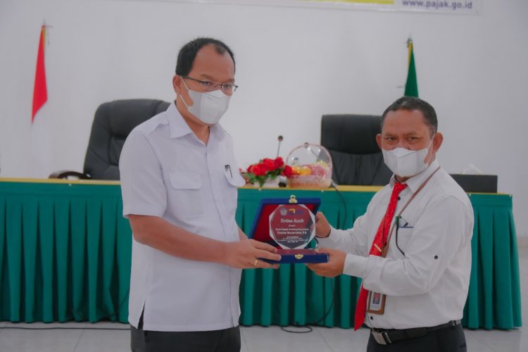 KPP Pratama Balige memberikan cendramata kepada Bupati Humbahas, Dosmar Banjarnahor, sebagai ungkapan rasa terima kasih.