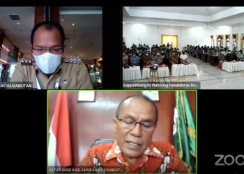 Bupati Dosmar saat Musyawarah Perencanaan Pembangunan (Musrenbang) Rencana Kerja Pemerintah Daerah (RKPD) Tahun 2023 yang dilaksanakan secara hybrid (sistem tatap muka dan jarak jauh), di Pendopo Perkantoran Bukit Inspirasi dan teleconference, Jumat (23/3/2022).