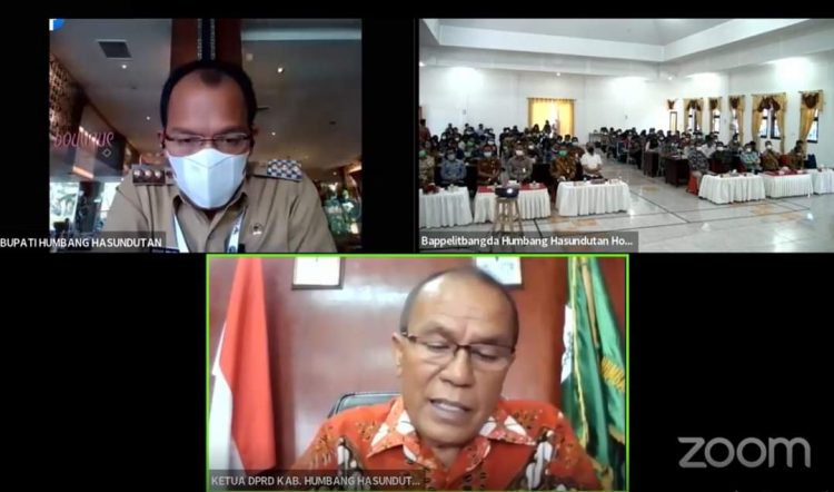 Bupati Dosmar saat Musyawarah Perencanaan Pembangunan (Musrenbang) Rencana Kerja Pemerintah Daerah (RKPD) Tahun 2023 yang dilaksanakan secara hybrid (sistem tatap muka dan jarak jauh), di Pendopo Perkantoran Bukit Inspirasi dan teleconference, Jumat (23/3/2022).