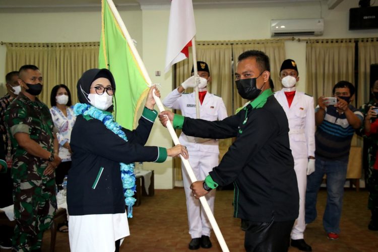 Plt.Wali Kota Pematangsiantar, Susanti Dewayani, Sp.A saat menyerahkan pataka FKGOR kepada Ketua FKGOR, Simon Tarigan, S.Pd, MM.