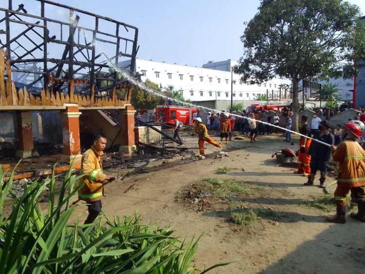 Foto kondisi rumah yang hangus terbakar.