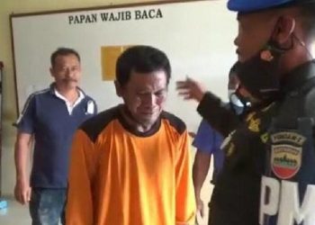 Ayah yang cabuli anak kandung di Deliserdang menangis saat ditangkap petugas. (Foto: SINDOnews/M Andi Yusri)