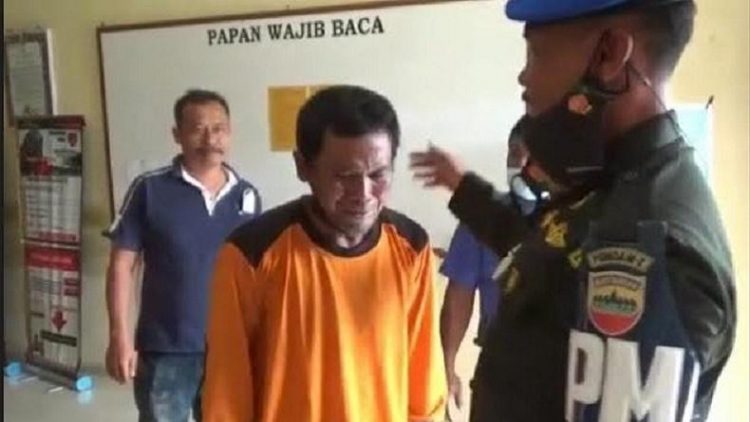 Ayah yang cabuli anak kandung di Deliserdang menangis saat ditangkap petugas. (Foto: SINDOnews/M Andi Yusri)
