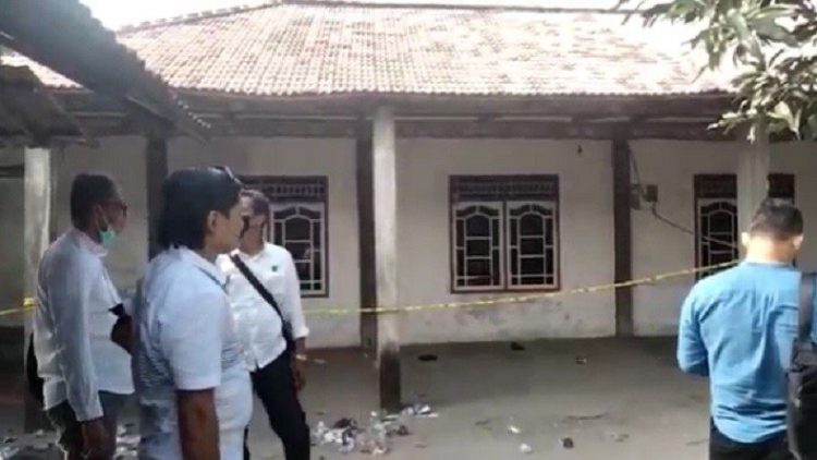 Polisi olah tempat kejadian perkara (TKP) penembakan terhadap anggota Polres OKU oleh buronan pelaku pecah kaca, Jumat (25/3/2022). (Foto: Fitriadi).