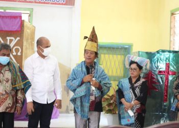 Bupati Simalungun Radiapoh Hasiholan Singa SH MH, bersama istri, Ny Ratnawati Radiapoh Hasiholan Sinaga,  saat ibadah Minggu, di Gereja GKPS Marturia Resort Sinambun, Nagori Huta Pining, Kecamatan Silau Kahean, Kabupaten Simalungun, Sumut, Minggu (13/3/2022).