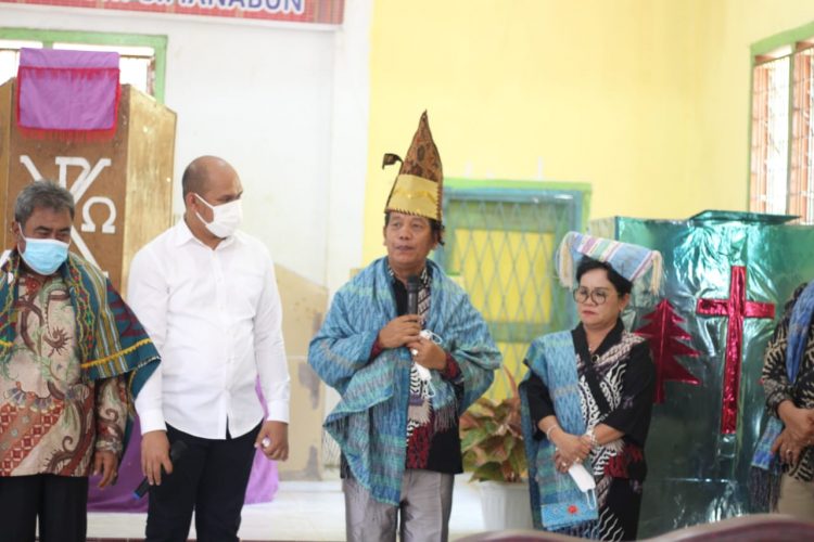 Bupati Simalungun Radiapoh Hasiholan Singa SH MH, bersama istri, Ny Ratnawati Radiapoh Hasiholan Sinaga,  saat ibadah Minggu, di Gereja GKPS Marturia Resort Sinambun, Nagori Huta Pining, Kecamatan Silau Kahean, Kabupaten Simalungun, Sumut, Minggu (13/3/2022).