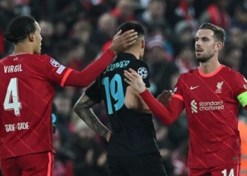 Gelandang Liverpool, Jordan Henderson (kanan) dan bek Virgil van Dijk (kiri) merayakan keberhasilan timnya melaju ke perempat final Liga Champions kendati kalah 0-1 dari Inter Milan dalam pertandingan leg kedua 16 besar di Anfield, Rabu (9/3/2022) dini hari WIB. Liverpool ke fase berikutnya berkat keunggulan agregat 2-1. Paul ELLIS / AFP.