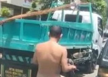 Warga Buleleng dihebohkan dengan video viral aksi seorang pria telanjang bulat mengendarai sepeda motor di jalan umum.(Ist)
