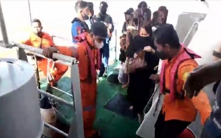 Kapal Angkut 89 PMI Ilegal Tenggelam di Perairan Tanjung Api (Foto: iNews/Ulil Amri)