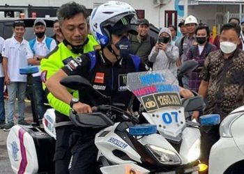 Pembalap Monster Energy Yamaha Franco Morbidelli pinjam motor polisi gara-gara nyaris ketinggalan pesawat. (Foto: Instagram/skysportmotogp)